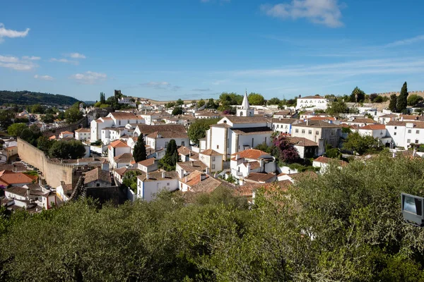 Obidos, Portekiz - 21 Eylül 2018: Portekiz merkezi tarihi köyün duvarları içinde dar sokakları ve renkli evler Leiria, Portekiz