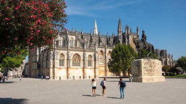 Batalha, Portekiz - 22 Eylül 2018: Dış Batalha Manastırı güneşli günlerde Leiria District, Portekiz
