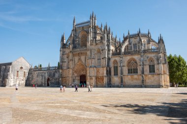 Batalha, Portekiz - 22 Eylül 2018: Dış Batalha Manastırı güneşli günlerde Leiria District, Portekiz