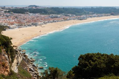 Nazare, Portekiz - 20 Eylül 2018: Nazare yüksek noktadan itibaren biz plaj deniz ve köyün Nazare, Portekiz görebilirsiniz