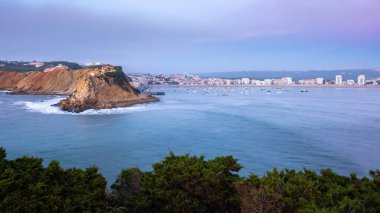 S. Martinho yapmak Porto, Portekiz - 20 Eylül 2018: neredeyse kapalı deniz defne, ince kum plaj ve berrak su Alcobaca, Portekiz