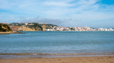 S. Martinho yapmak Porto, Portekiz - 21 Eylül 2018: neredeyse kapalı deniz defne, ince kum plaj ve berrak su Alcobaca, Portekiz