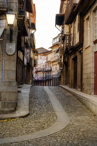Guimaraes Portugalia Września 2018 Wąskie Typowy Ulica Zabytkowego Obszaru Miasta — Zdjęcie stockowe