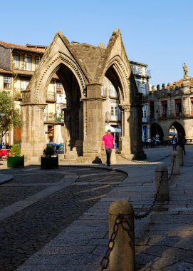 Guimaraes, Portekiz - 26 Eylül 2018: Largo Oliveira güzel anıt Padrao olarak her zaman Guimaraes, Portekiz turistlerin uğrak Salado yapmak