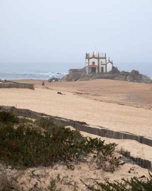 Bir Vila Nova de Gaia, Portekiz - 30 Eylül 2018: sisli gün denizin yanında chapel Porto bölgesinde, Portekiz