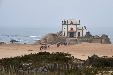 Bir Vila Nova de Gaia, Portekiz - 30 Eylül 2018: hacılar ziyaret kilisenin sisli günlerde bu deniz Porto ilçe, Portekiz