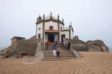 Bir Vila Nova de Gaia, Portekiz - 30 Eylül 2018: hacılar ziyaret kilisenin sisli günlerde bu deniz Porto ilçe, Portekiz
