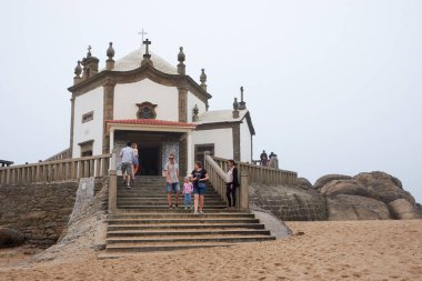 Bir Vila Nova de Gaia, Portekiz - 30 Eylül 2018: hacılar ziyaret kilisenin sisli günlerde bu deniz Porto ilçe, Portekiz