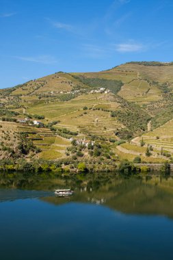 Pezosu da Regua, Portekiz - 05 Ekim 2018: Douro nehir, Vila Real, Portekiz turist taşıyan tekne
