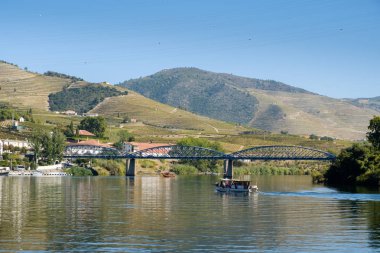 Pinhao, Portekiz - 05 Ekim 2018: Douro nehir, Vila Real, Portekiz turist taşıyan tekne