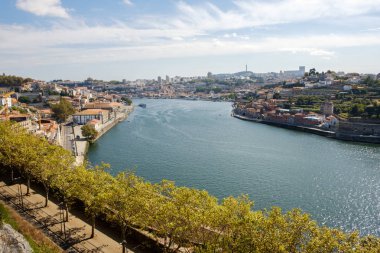 Porto, Portekiz - 6 Ekim 2018: Crystal Palace nehir Douro ve bankaları, Porto, Portekiz muhteşem bir görünüm bahçeleri