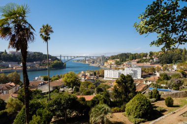 Porto, Portekiz - 6 Ekim 2018: Crystal Palace nehir Douro ve bankaları, Porto, Portekiz muhteşem bir görünüm bahçeleri