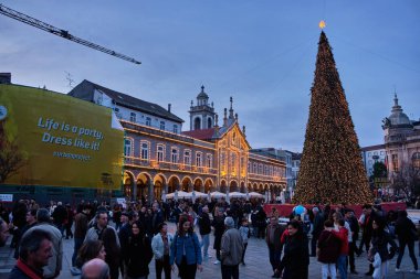 Braga, Portekiz - 23 Aralık 2018: tatil şehir dolgu insanlarla sokaklarında sezon. Braga, Portekiz.