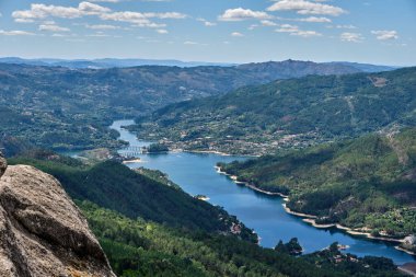 Geres, Portekiz - 30 Ağustos 2020: Cavado Nehri ve Peneda-Geres Ulusal Parkı, Geres, Portekiz