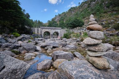 Geres, Portekiz - 30 Ağustos 2020: Dağlardaki Arado Köprüsü Peneda-Geres Ulusal Parkı, Geres, Portekiz