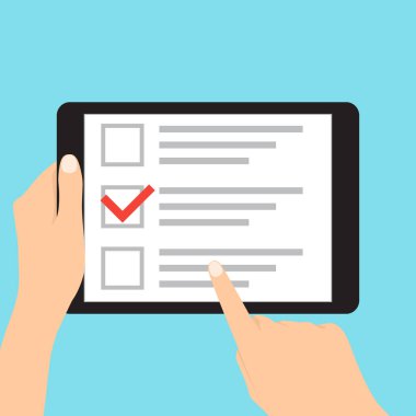 Bilgisayar tablet ekranında kontrol listesi ile. Online formu anket, tablet gösteren uzun test sınavı kağıt sayfası belge, online anket sonuçları ile