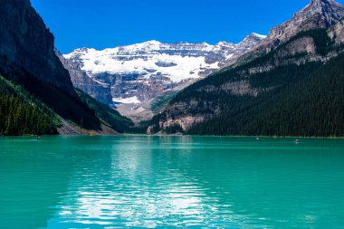 Banff Ulusal Parkı Louise Gölü'nde kayak, Alberta, Kanada 