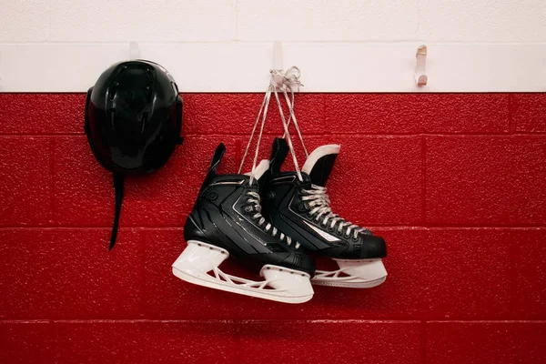 Hockeyschuhe Und Helm Hängen Der Umkleidekabine Mit Rotem Hintergrund Und — Stockfoto