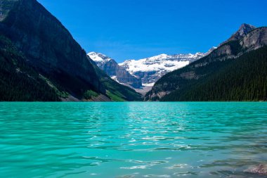 Banff Ulusal Parkı Louise Gölü manzarası, Alberta, Kanada 