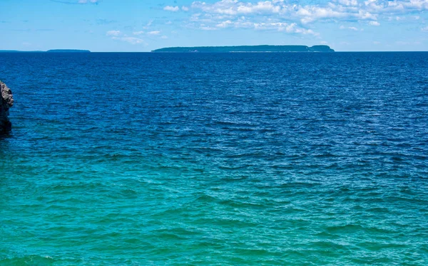华丽的蓝色和碧绿的大海 海洋背景与波浪 — 图库照片