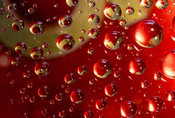 Abstracte Rode Gouden Achtergrond Met Circulaire Water Druppels — Stockfoto
