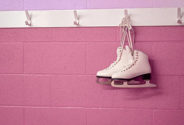 Girly Figuur Skates Opknoping Pastel Achtergrond Met Kopieer Ruimte — Stockfoto
