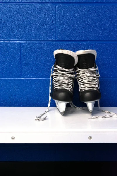 Hockeyschlittschuhe Auf Weißer Bank Umkleidekabine Mit Kopierraum Porträtposition — Stockfoto