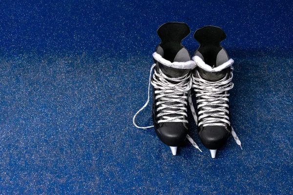 Bovenaanzicht Van Hockey Schaatsen Blauwe Vloer Kleedkamer Met Kopieer Ruimte — Stockfoto