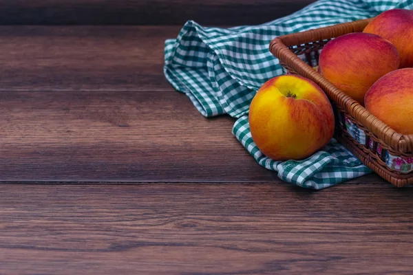 Peaches Basket Wooden Background Green Picnic Table Top Copy Space — Stock Photo, Image