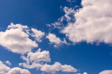 Manzara yöneliminde bulutlu gökyüzü arka planı 