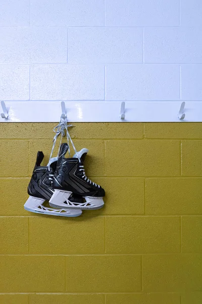 Hockey Skate Opknoping Kleedkamer Gele Achtergrond Met Kopieer Ruimte Portret — Stockfoto