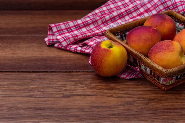 Peaches Basket Wooden Background Picnic Table Top Copy Space — Stock Photo, Image