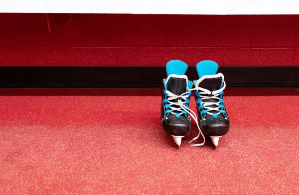 Kinder Hockey Schaatsen Boven Vloer Rode Achtergrond Kleedkamer Met Kopieer — Stockfoto
