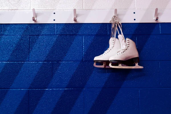 Figura Patins Pendurados Sobre Parede Azul Gradiente Vestiário Com Espaço — Fotografia de Stock