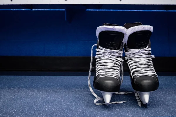 Hockey Schaatsen Kleedkamer Met Kopieer Ruimte Blauwe Achtergrond — Stockfoto