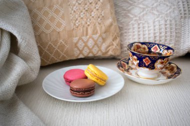 Rahat oturma odasında Macaroons ve çay bardağı 