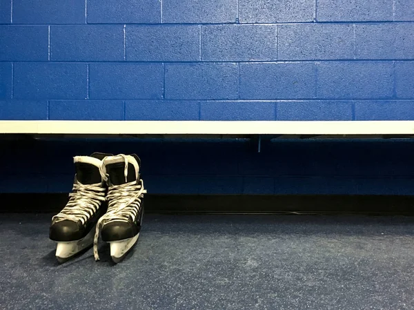 Hockey Schaatsen Kleedkamer Met Blauwe Achtergrond Kopieer Ruimte — Stockfoto