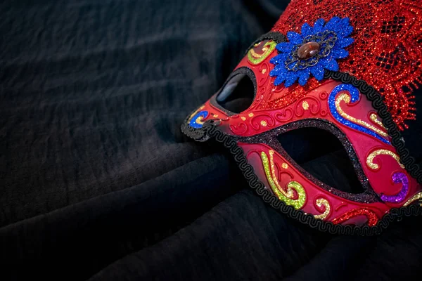 Carnaval Masker Zwarte Zijdeachtige Achtergrond Met Kopieer Ruimte — Stockfoto