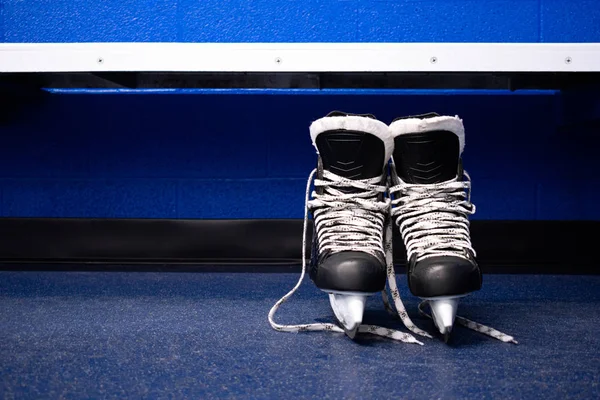 Hockey Schaatsen Vloer Kleedkamer Met Blauwe Achtergrond Kopieer Ruimte — Stockfoto