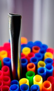 Plastik pipetlere karşı paslanmaz yeniden kullanılabilir saman. Plastiğe hayır deyin