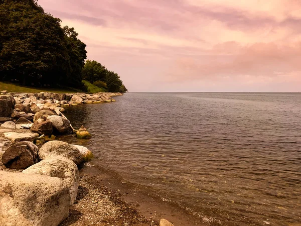 Θέα Στη Λίμνη Την Ώρα Του Ηλιοβασιλέματος Ακτογραμμή Βράχια Και — Φωτογραφία Αρχείου