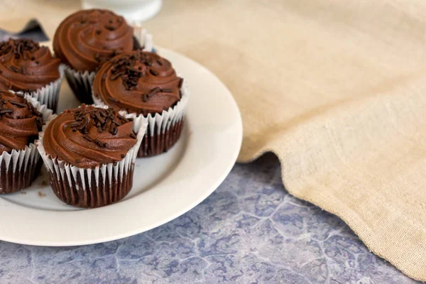 Chocolate Cupcakes White Plate Tabletop Neutral Blurred Background Copy Space — Stock Photo, Image