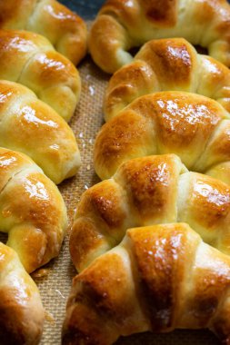 Arjantin kruvasanı, Medialunas de Manteca silikon pasta hasırının üzerinde. Dikey 