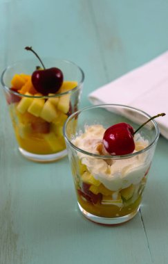 Kırsal ahşap arka planda iki bardak taze meyve salatası.