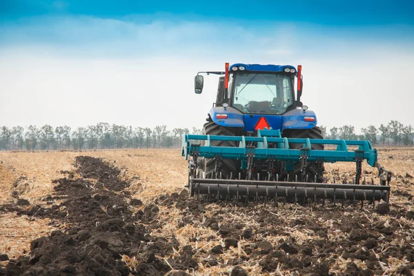 Een Moderne Trekker Een Geploegd Veld Een Heldere Dag Het — Stockfoto