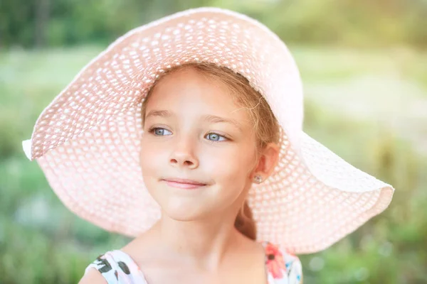 夏天的肖像 一个美丽的女孩在粉红色的帽子 童年和假期的概念 — 图库照片