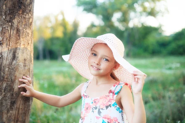 Une Belle Fille Avec Chapeau Rose Dans Les Rayons Coucher — Photo