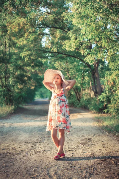 Vacker Skolflicka Rosa Hatt Solnedgången Sommarkväll Naturen Utanför Staden Strålar — Stockfoto