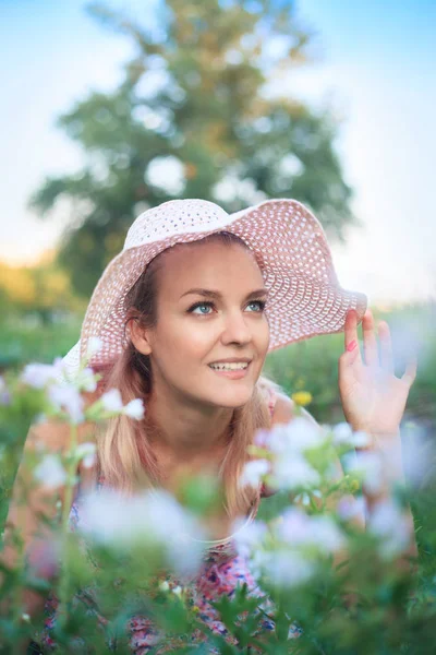 Retrato Uma Jovem Mulher Chapéu Natureza Flores — Fotografia de Stock