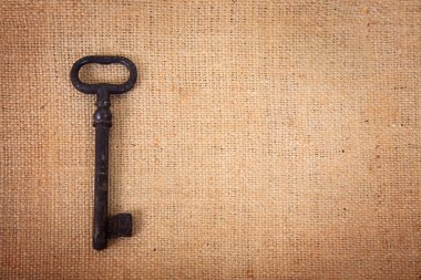 Sivas'tan arka plan üzerinde bir antik metal anahtar. Arka planda vintage tarzı.